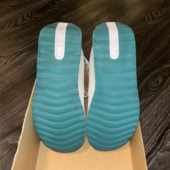 Nike Air Max Dawn (GS) Size 6y Athletic Shoes - Picture 7 of 7